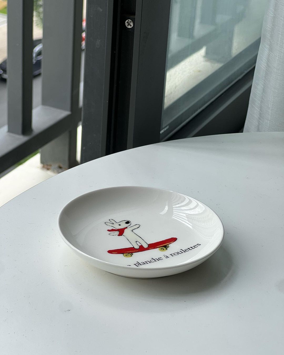 Dĩa Sứ Tráng Miệng Họa Tiết Chó Trượt Ván Phong Cách Độc Đáo