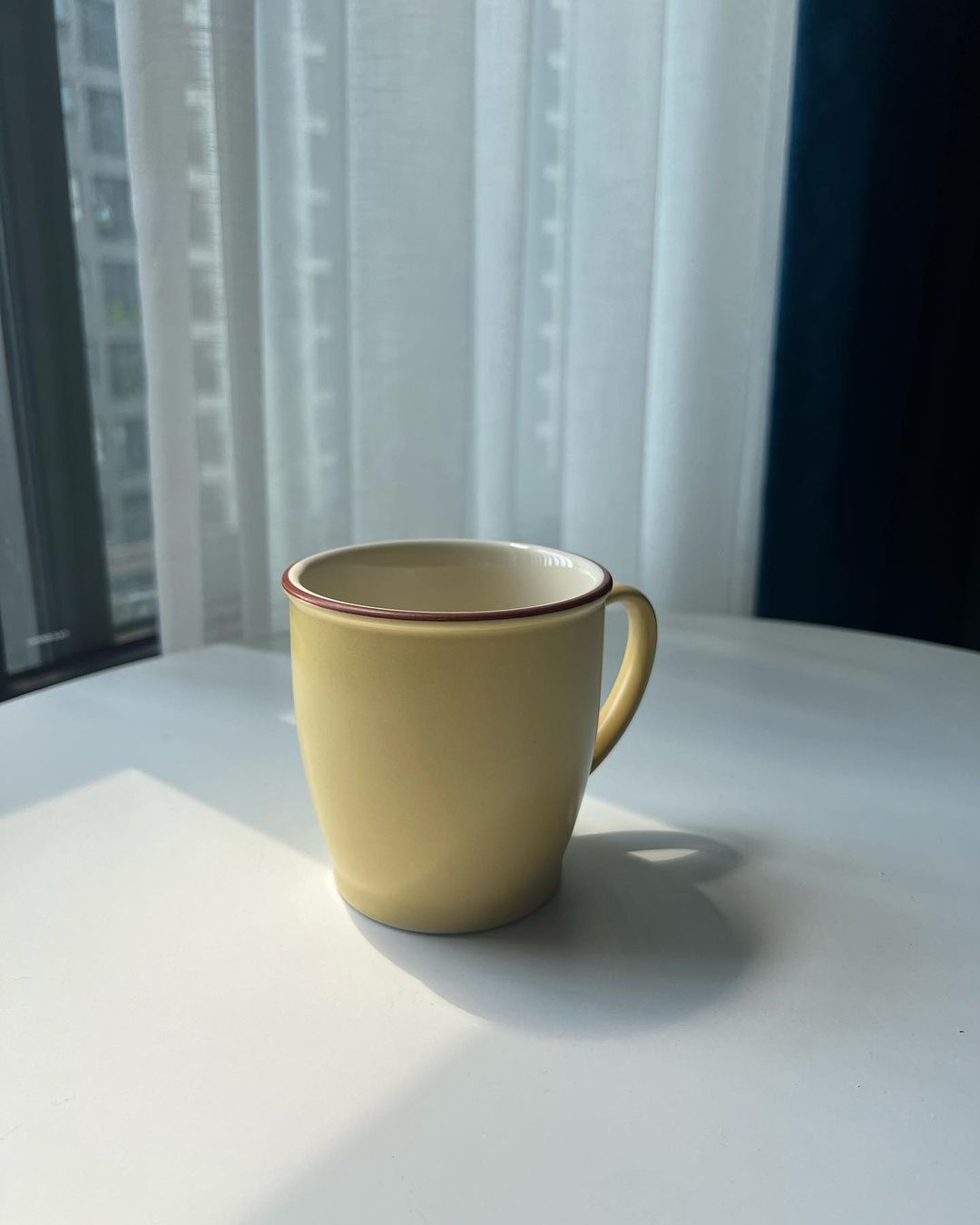 Ly Sứ Có Quai Màu Vàng Kem Viền Đỏ (Phong cách Retro/Enamelware)