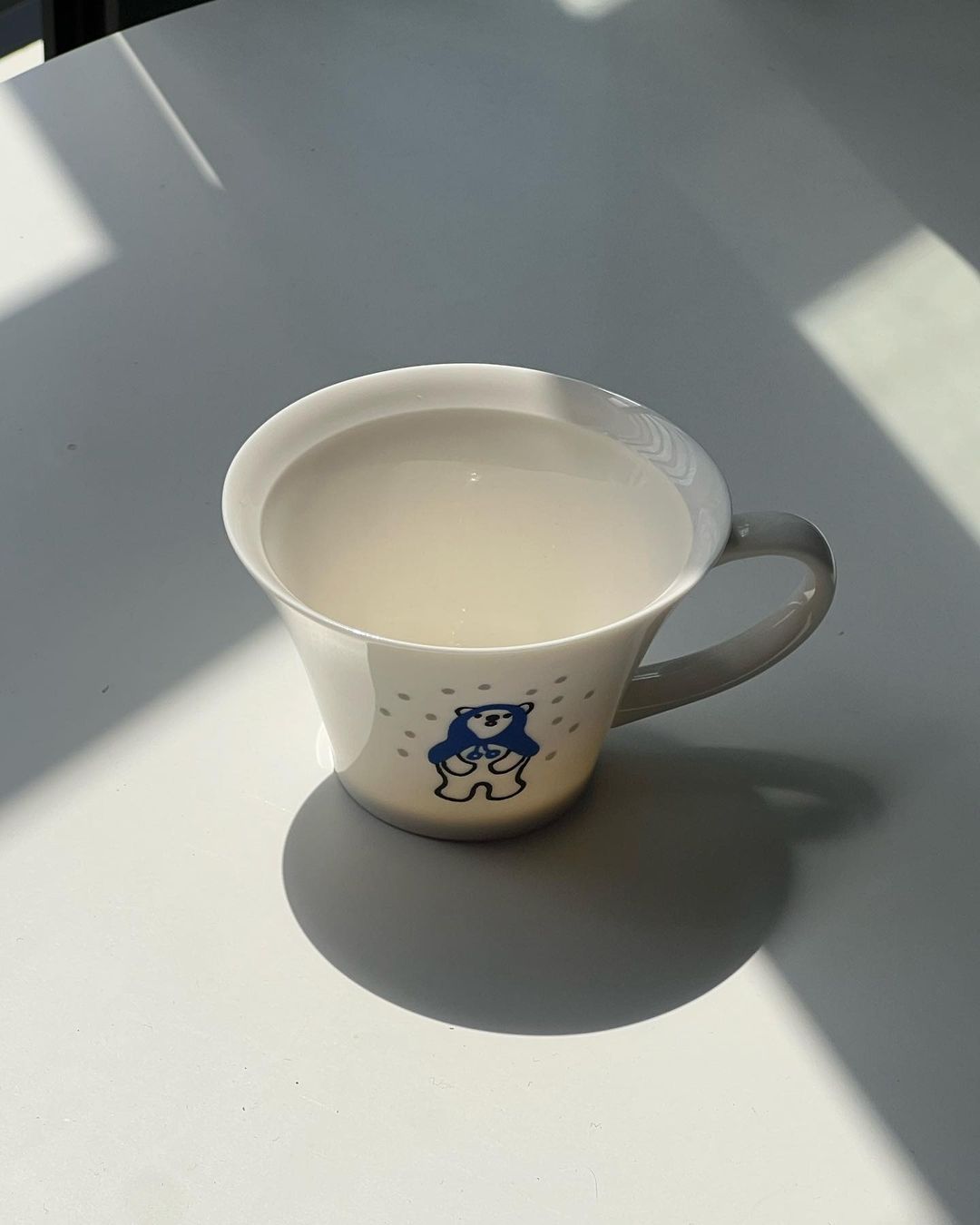 Ly Sứ Có Quai Dáng Loe Họa Tiết Gấu Xanh Đáng Yêu