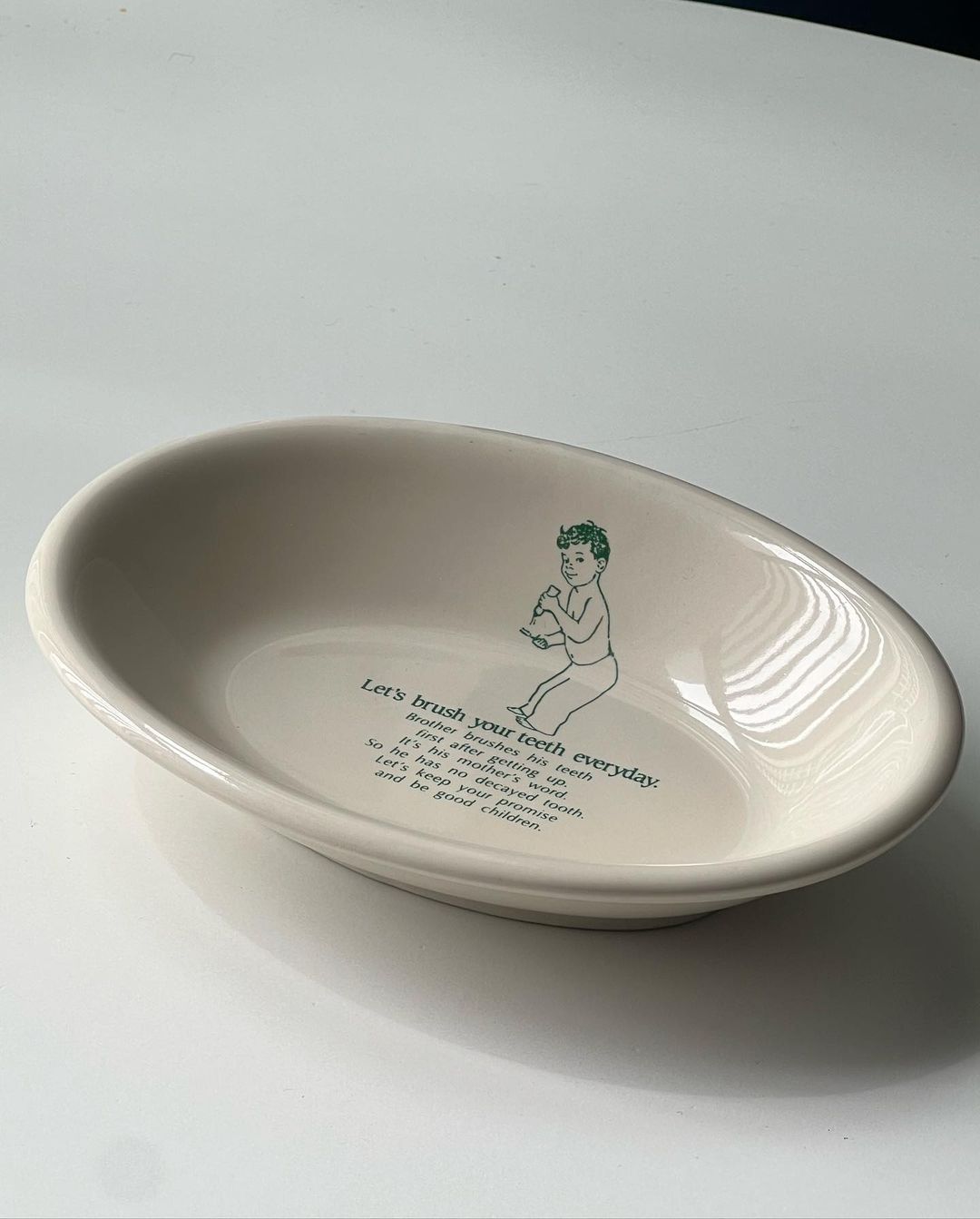 Dĩa Sứ Hình Bầu Dục (Oval) Họa Tiết Giáo Dục Phong Cách Vintage