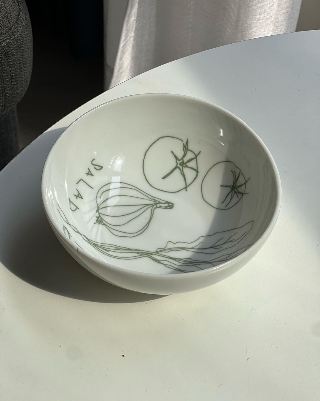 Tô sứ Salad họa tiết rau củ vẽ tay phong cách tối giản.